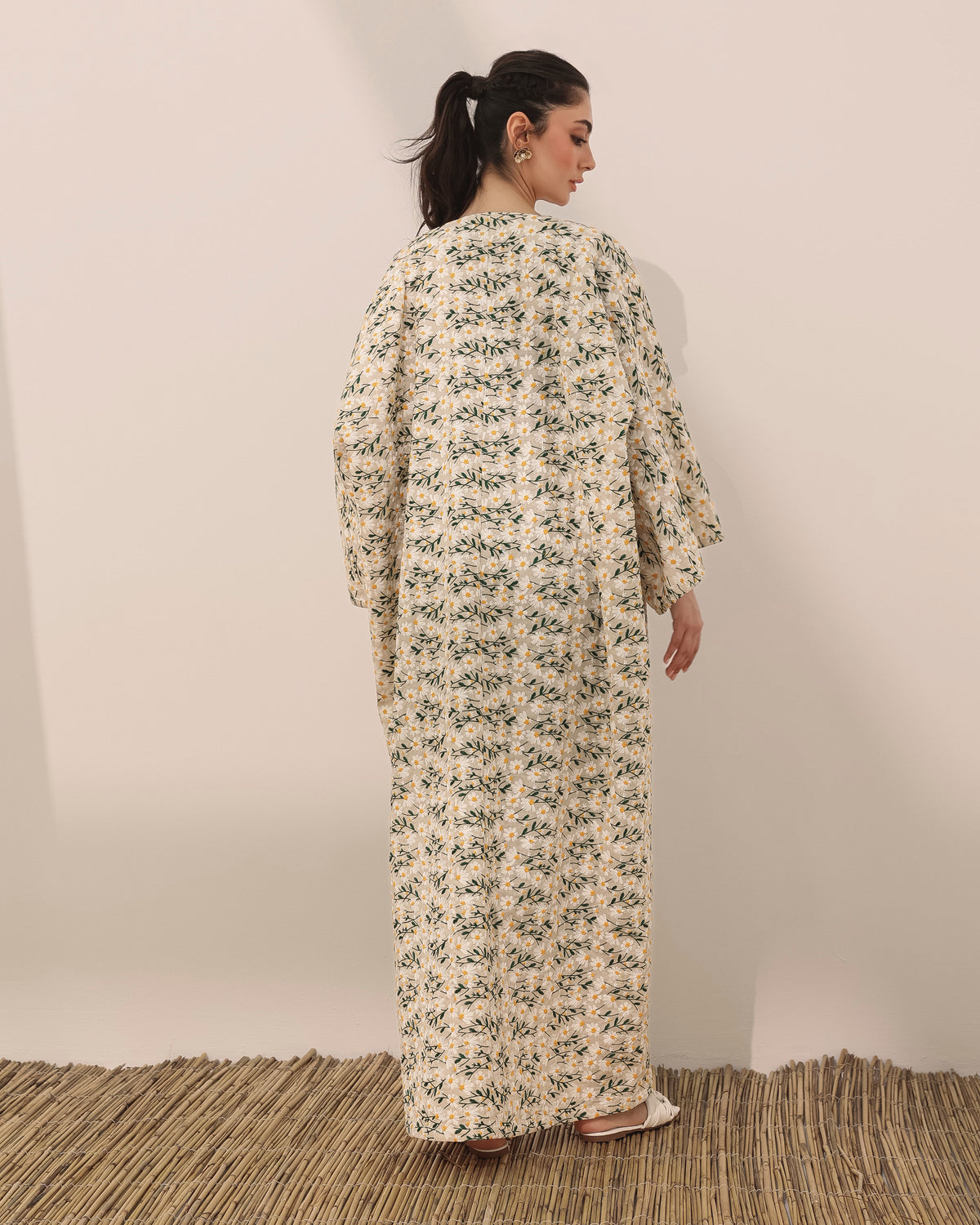 Classic T-cut abaya in linen w/ daisy embroidered flowers and pocket