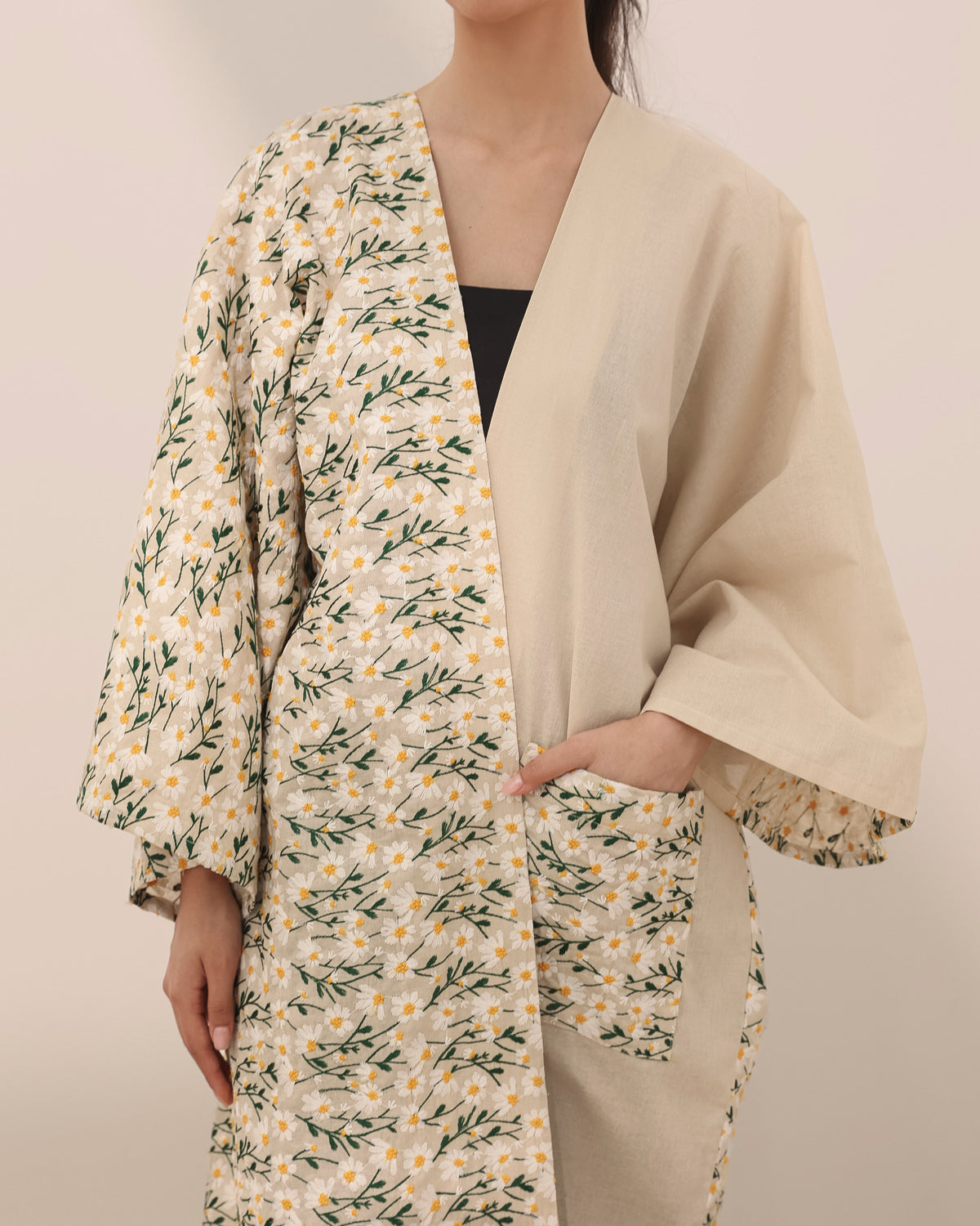 Classic T-cut abaya in linen w/ daisy embroidered flowers and pocket