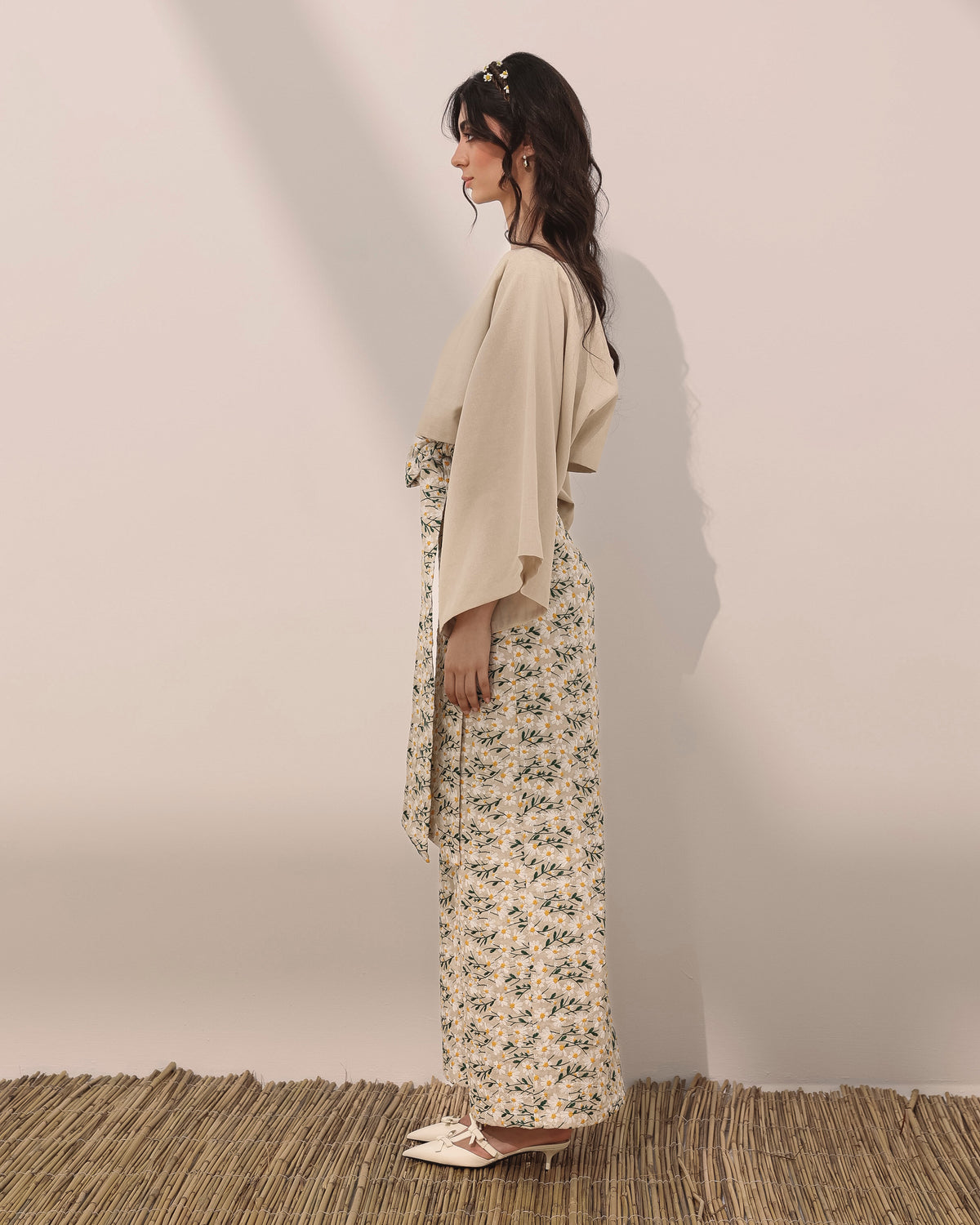 Wide legged linen pants w/ embroidered daisy flowers with belt