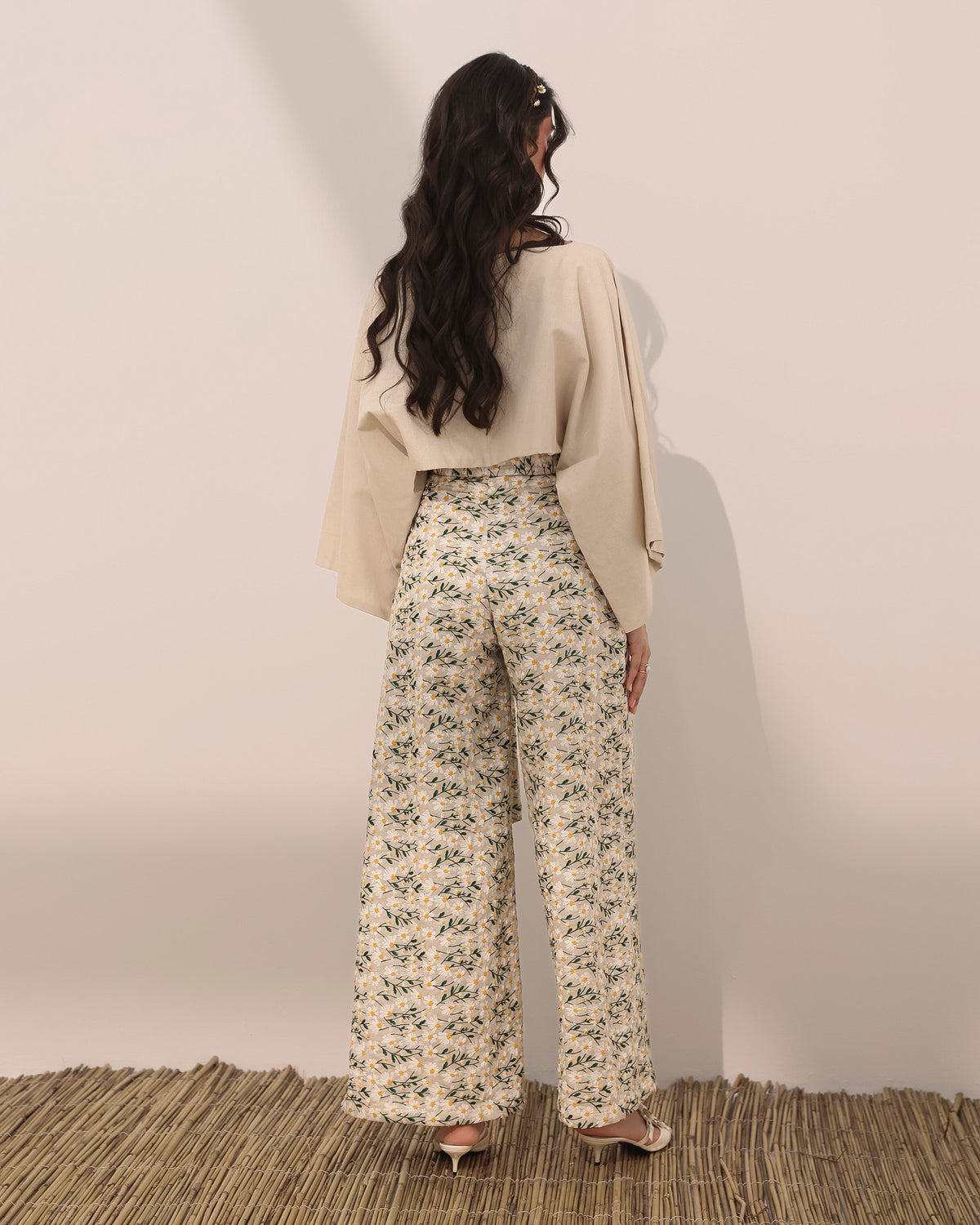 Wide legged linen pants w/ embroidered daisy flowers with belt