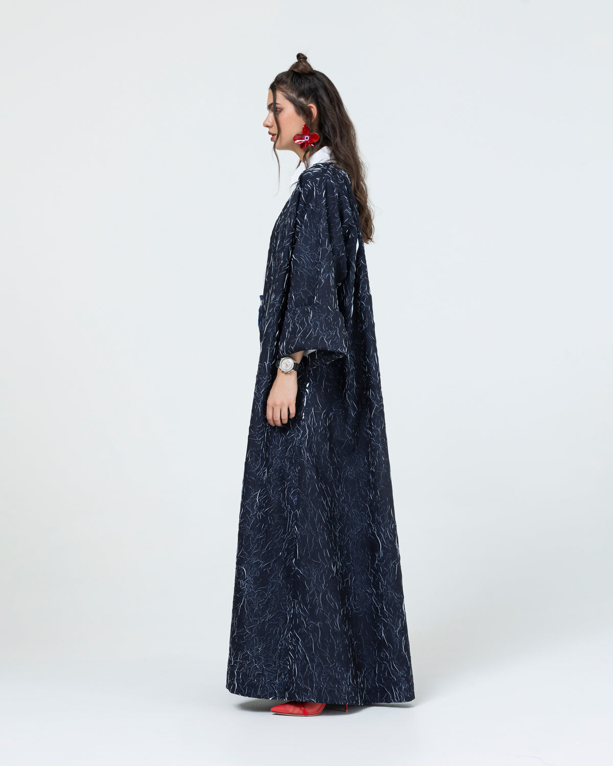 Classic abaya with folded sleeve cuff in crushed two toned light fabric