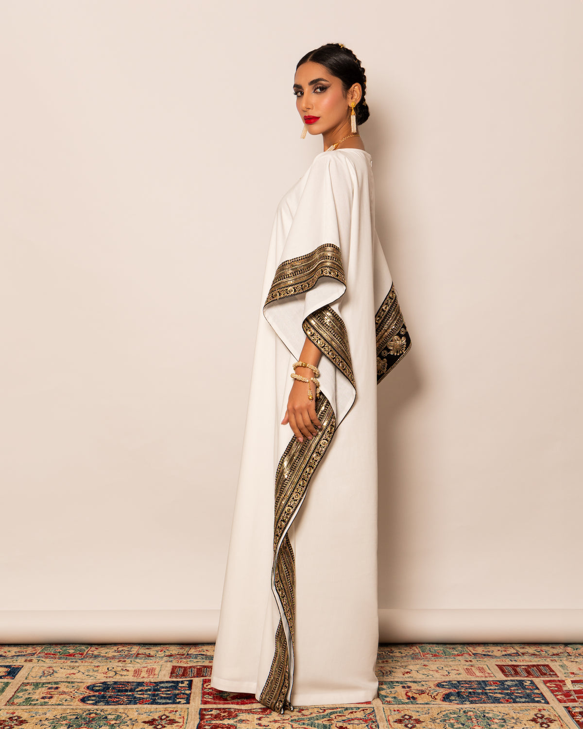 Double sided trimmed linen kaftan with inner stitching